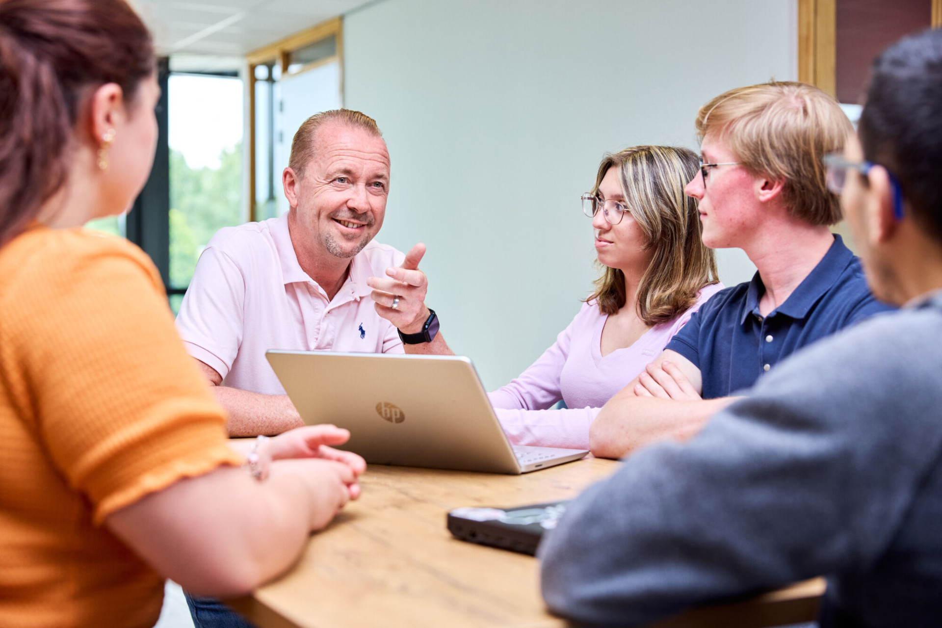 docent in gesprek met studenten
